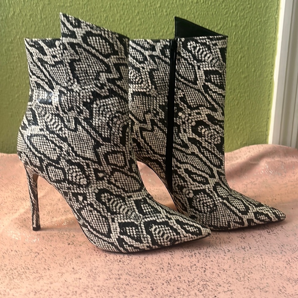 $35 Express Snakeskin pattern zip up ankle boots size 9